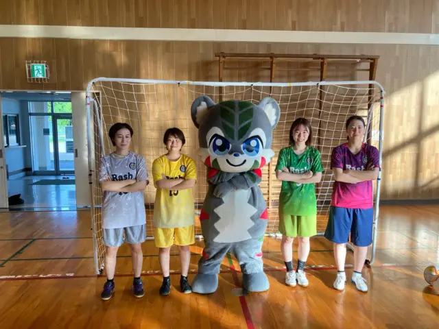 ユニフォームスポンサー栃木ハイトラストさんのマスコットのハイトラくんが2025年度のユニフォームを届けてくれました！

みんな童心に帰って大喜びでした！
明日の開幕戦はハイトラくんに勝利を届けたいと思います！

〜〜〜〜〜〜〜〜〜〜

ラッシュは一緒に
関東リーグを目指す仲間を募集しております♪

毎週土曜日、隔週水曜の夜練習になります。

会場は宇都宮市内の体育館がメインです！

ご興味がある方は
お気軽にDMくださいっ！！

#ラッシュ
#フットサル栃木県女子
#フットサル女子
#フットサル宇都宮
#ハイトラくん

#サッカー女子
#サッカー栃木県
#サッカー宇都宮

スポンサー様
#栃木ハイトラスト
#古着屋LAUGH
@laugh_furugiya_tochigi 
#氏家バルAORY
@aory_ujiie 
#氏家居酒屋久万皇
@kumao_ujiie 
#ママトキ
@mamatoki_chisa 
#タキグチスポーツ 
@takiguchisports